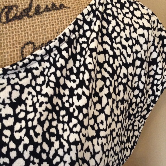 WHBM adorable top. Great condition. - Picture 2 of 3